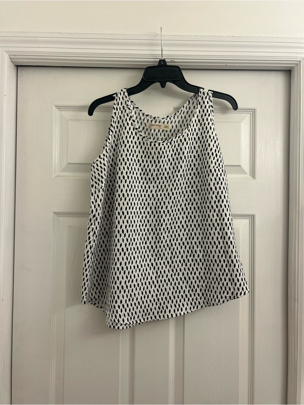 Faded Glory White Tank Top with Black Dash Print